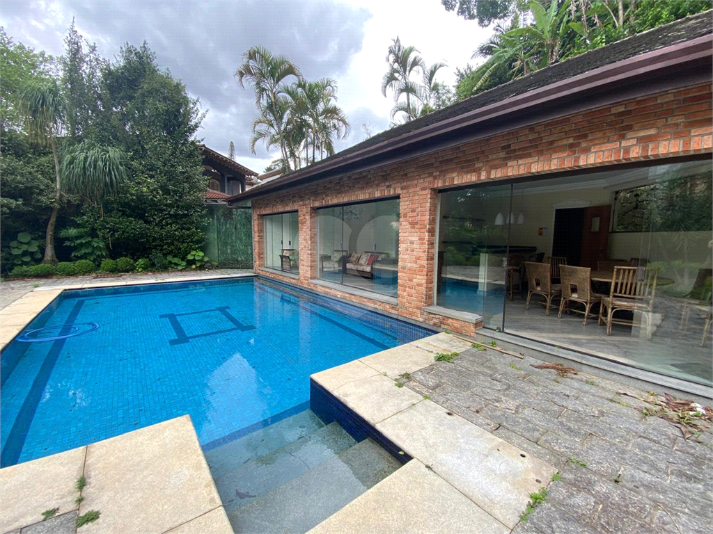 Casa com 1100m² no Morumbi reformada. Impecável