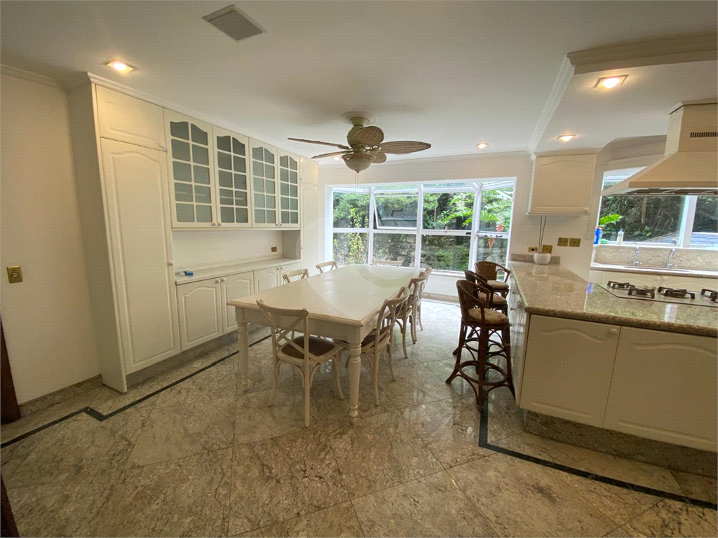 Casa com 1100m² no Morumbi reformada. Impecável