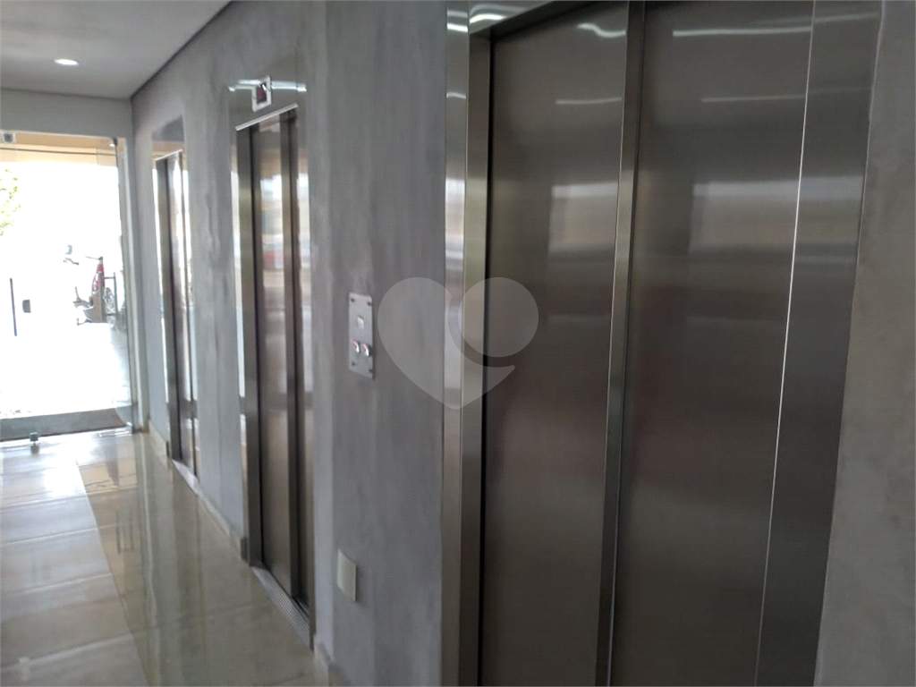 Apartamento de 52m² com 2 dormitórios e vaga de garagem.