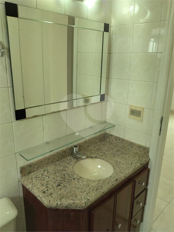 Apartamento de 52m² com 2 dormitórios e vaga de garagem.