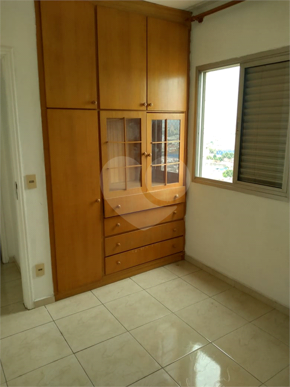 Apartamento de 52m² com 2 dormitórios e vaga de garagem.