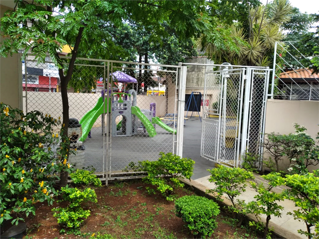 Apartamento de 52m² com 2 dormitórios e vaga de garagem.