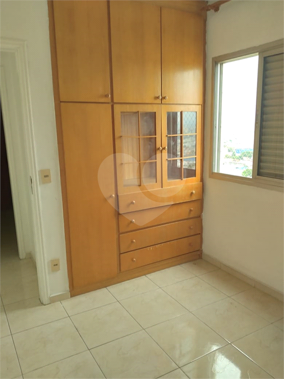 Apartamento de 52m² com 2 dormitórios e vaga de garagem.