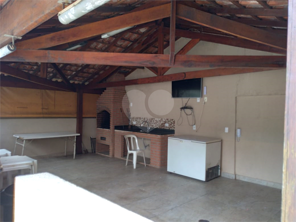 Apartamento de 52m² com 2 dormitórios e vaga de garagem.