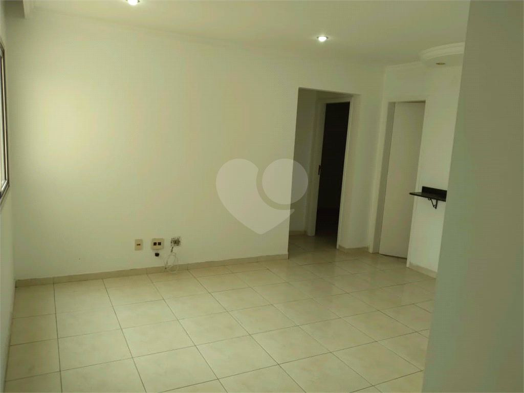 Apartamento de 52m² com 2 dormitórios e vaga de garagem.