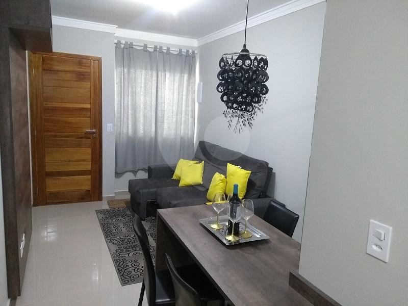 Sobrado novo em condomínio  fechado na Vila Nivi