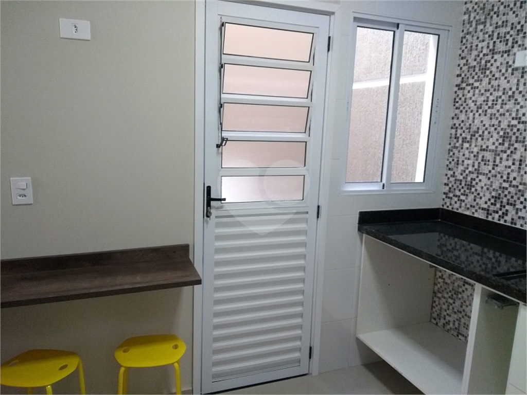 Sobrado novo em condomínio  fechado na Vila Nivi