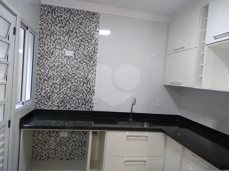 Sobrado novo em condomínio  fechado na Vila Nivi