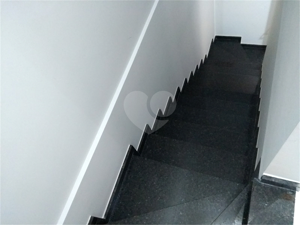 Sobrado novo em condomínio  fechado na Vila Nivi