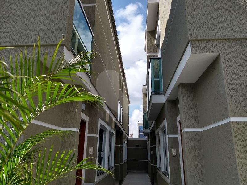 Sobrado novo em condomínio  fechado na Vila Nivi