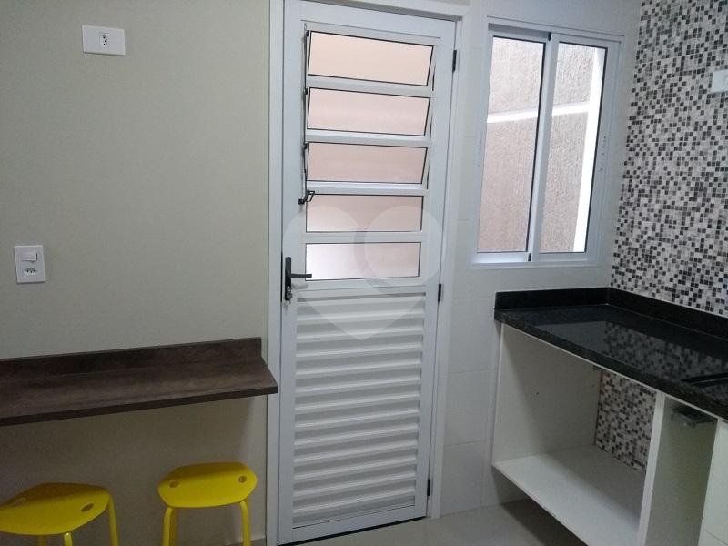 Sobrado novo em condomínio  fechado na Vila Nivi