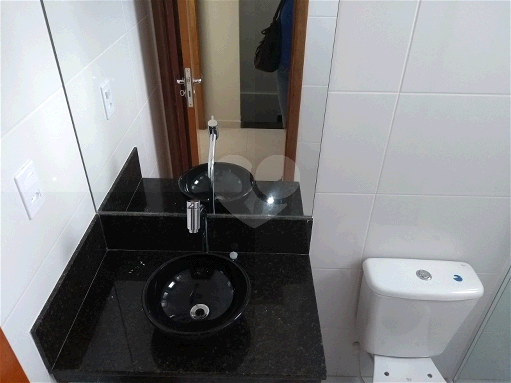 Sobrado novo em condomínio  fechado na Vila Nivi