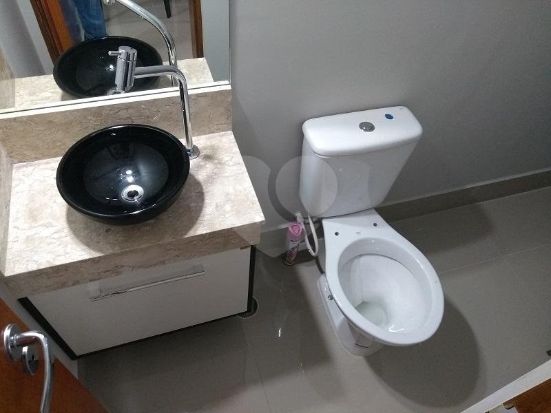 Sobrado novo em condomínio  fechado na Vila Nivi