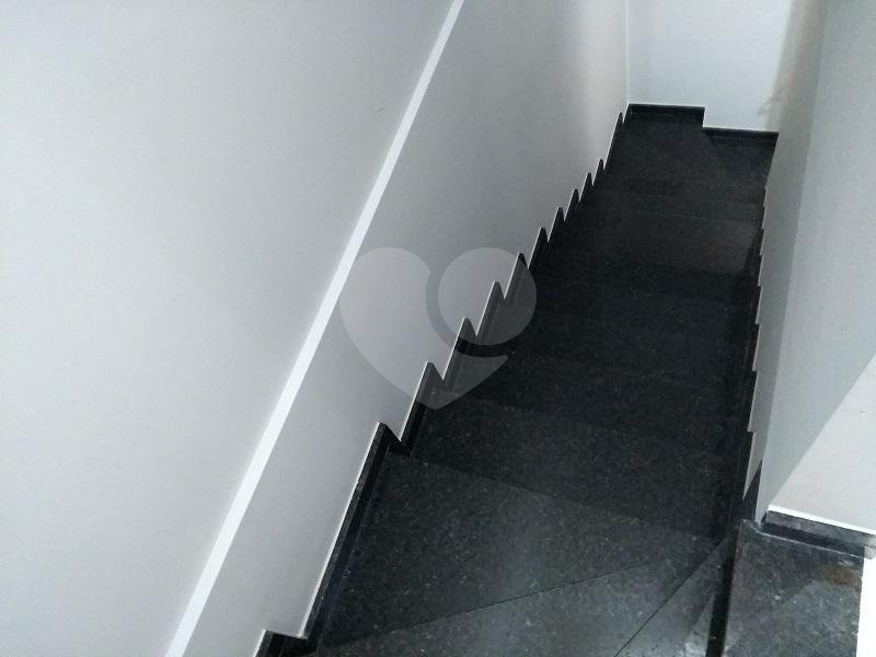 Sobrado novo em condomínio  fechado na Vila Nivi