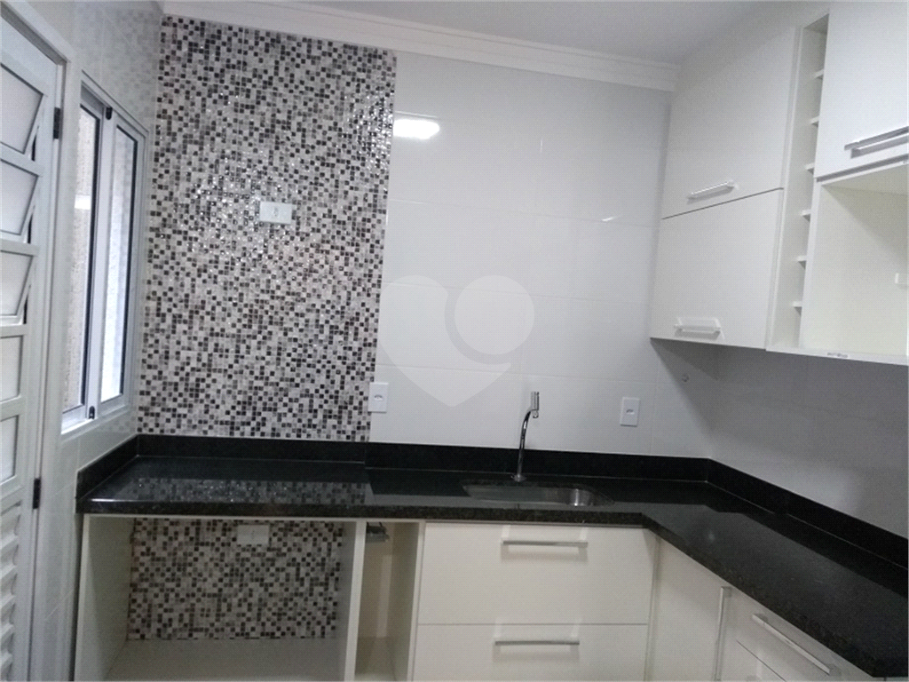Sobrado novo em condomínio  fechado na Vila Nivi