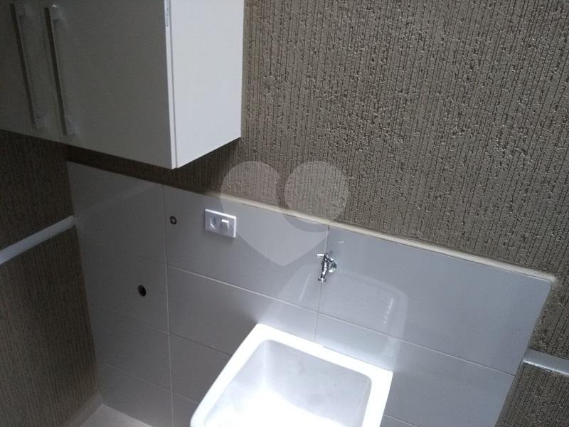 Sobrado novo em condomínio  fechado na Vila Nivi