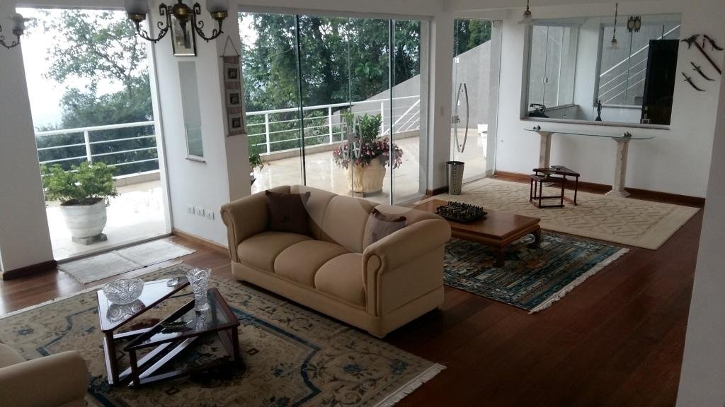 Elegante casa na Serra da Cantareira, em um dos melhores condomínios da Serra