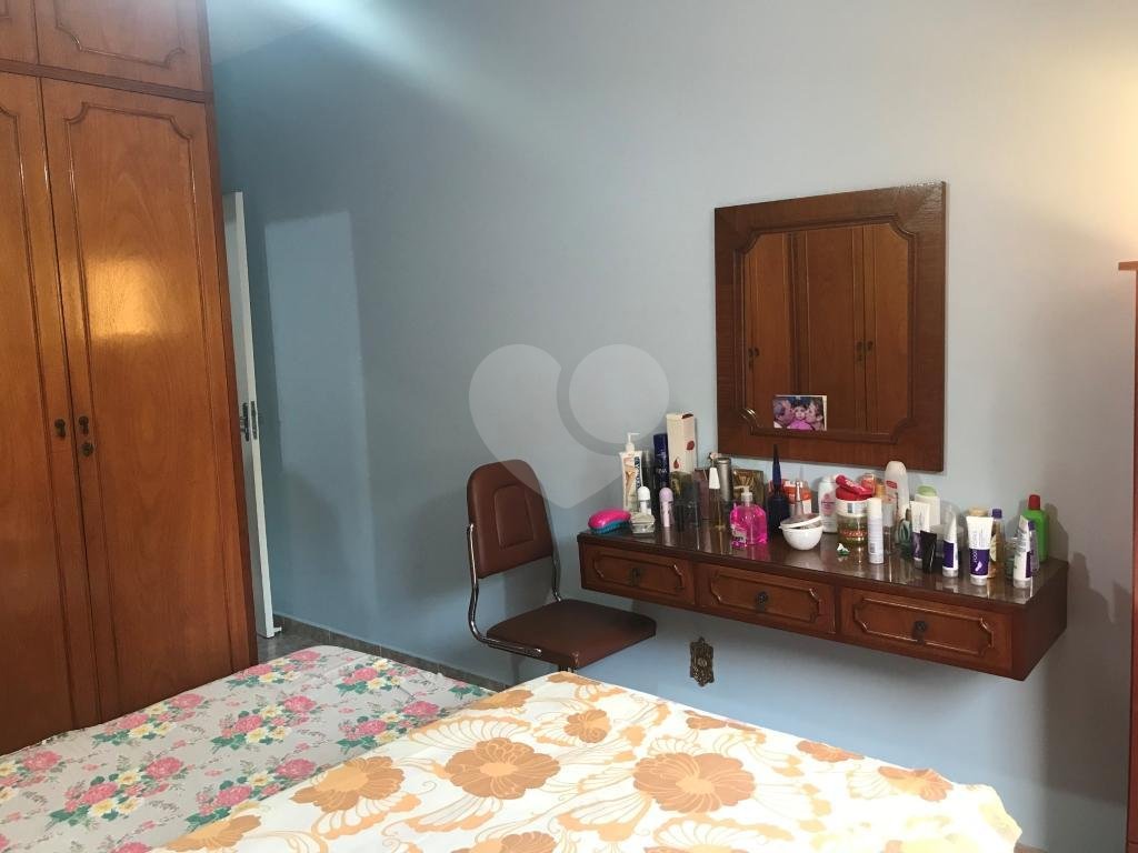 Sobrado muito bem localizado na região de Santa Terezinha, 3 dormitórios, uma suíte e 3 vagas.