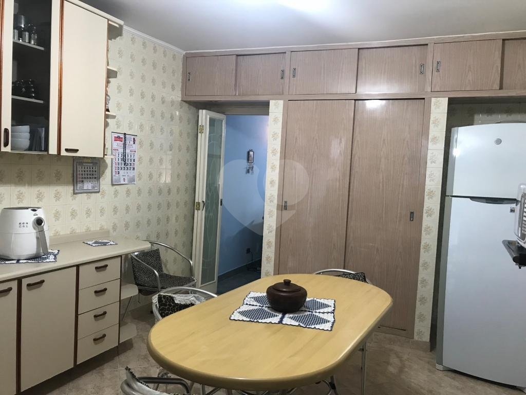 Sobrado muito bem localizado na região de Santa Terezinha, 3 dormitórios, uma suíte e 3 vagas.