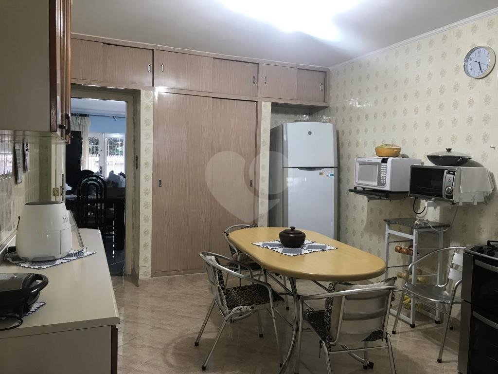 Sobrado muito bem localizado na região de Santa Terezinha, 3 dormitórios, uma suíte e 3 vagas.