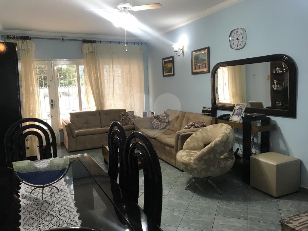 Sobrado muito bem localizado na região de Santa Terezinha, 3 dormitórios, uma suíte e 3 vagas.