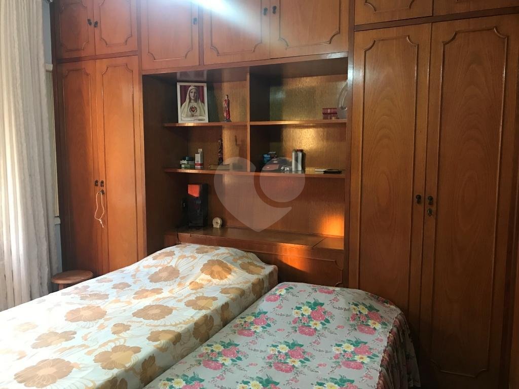 Sobrado muito bem localizado na região de Santa Terezinha, 3 dormitórios, uma suíte e 3 vagas.