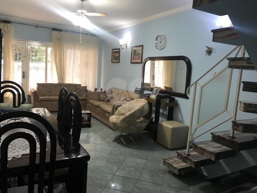 Sobrado muito bem localizado na região de Santa Terezinha, 3 dormitórios, uma suíte e 3 vagas.