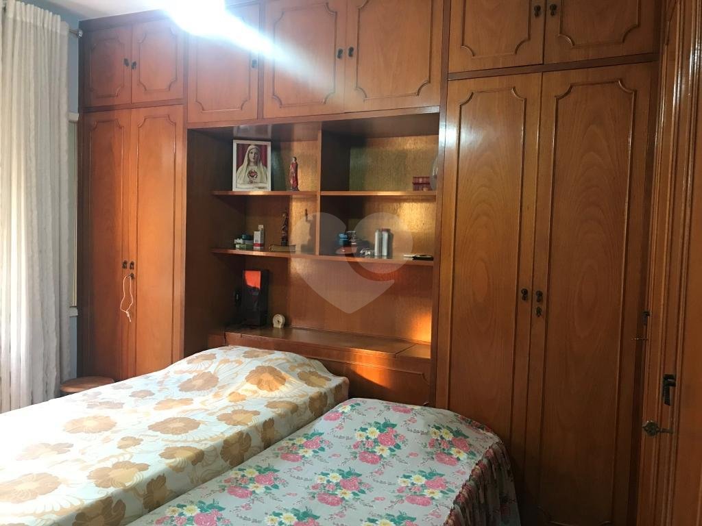 Sobrado muito bem localizado na região de Santa Terezinha, 3 dormitórios, uma suíte e 3 vagas.