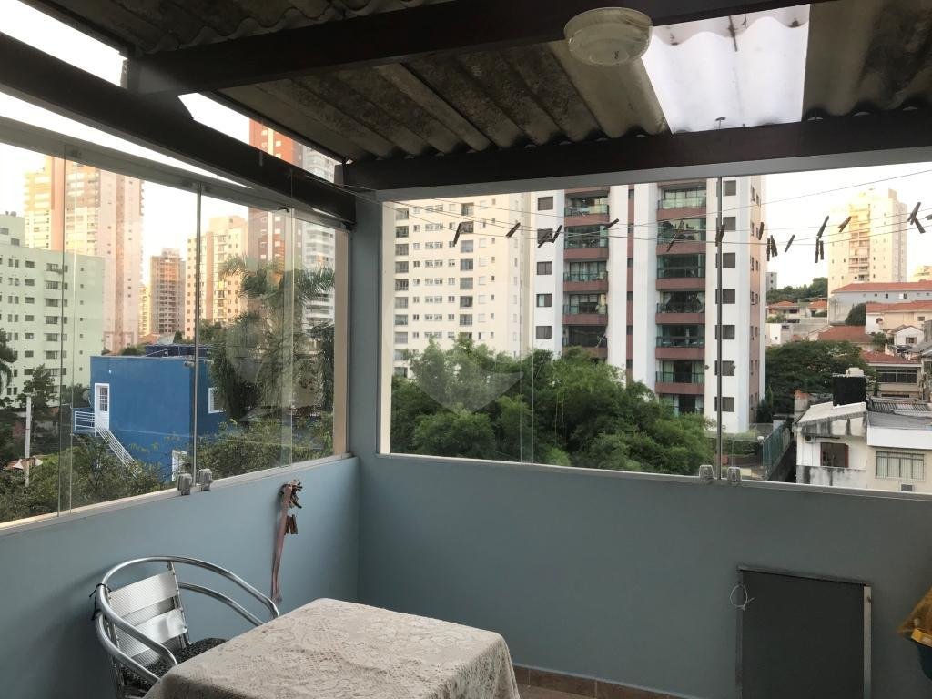 Sobrado muito bem localizado na região de Santa Terezinha, 3 dormitórios, uma suíte e 3 vagas.