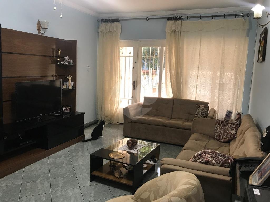 Sobrado muito bem localizado na região de Santa Terezinha, 3 dormitórios, uma suíte e 3 vagas.