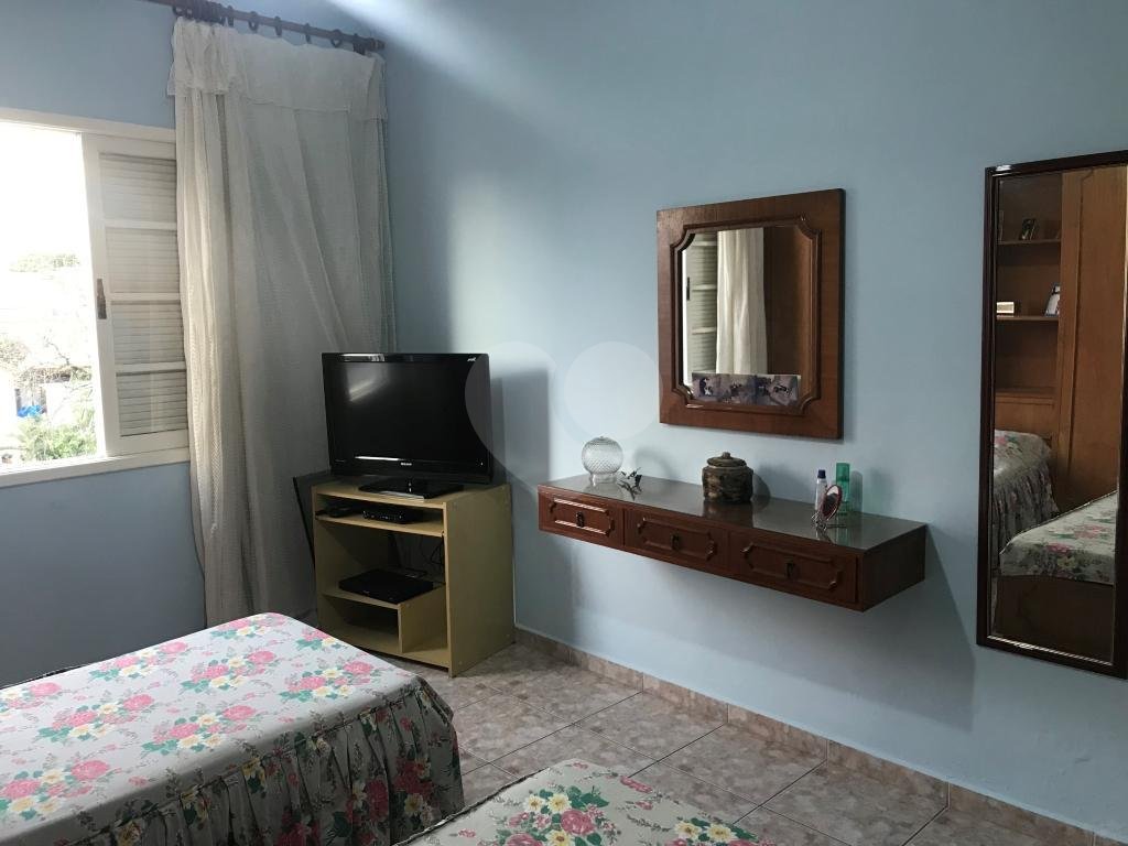 Sobrado muito bem localizado na região de Santa Terezinha, 3 dormitórios, uma suíte e 3 vagas.
