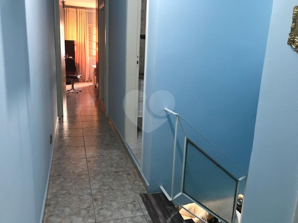 Sobrado muito bem localizado na região de Santa Terezinha, 3 dormitórios, uma suíte e 3 vagas.
