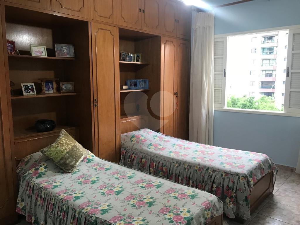 Sobrado muito bem localizado na região de Santa Terezinha, 3 dormitórios, uma suíte e 3 vagas.