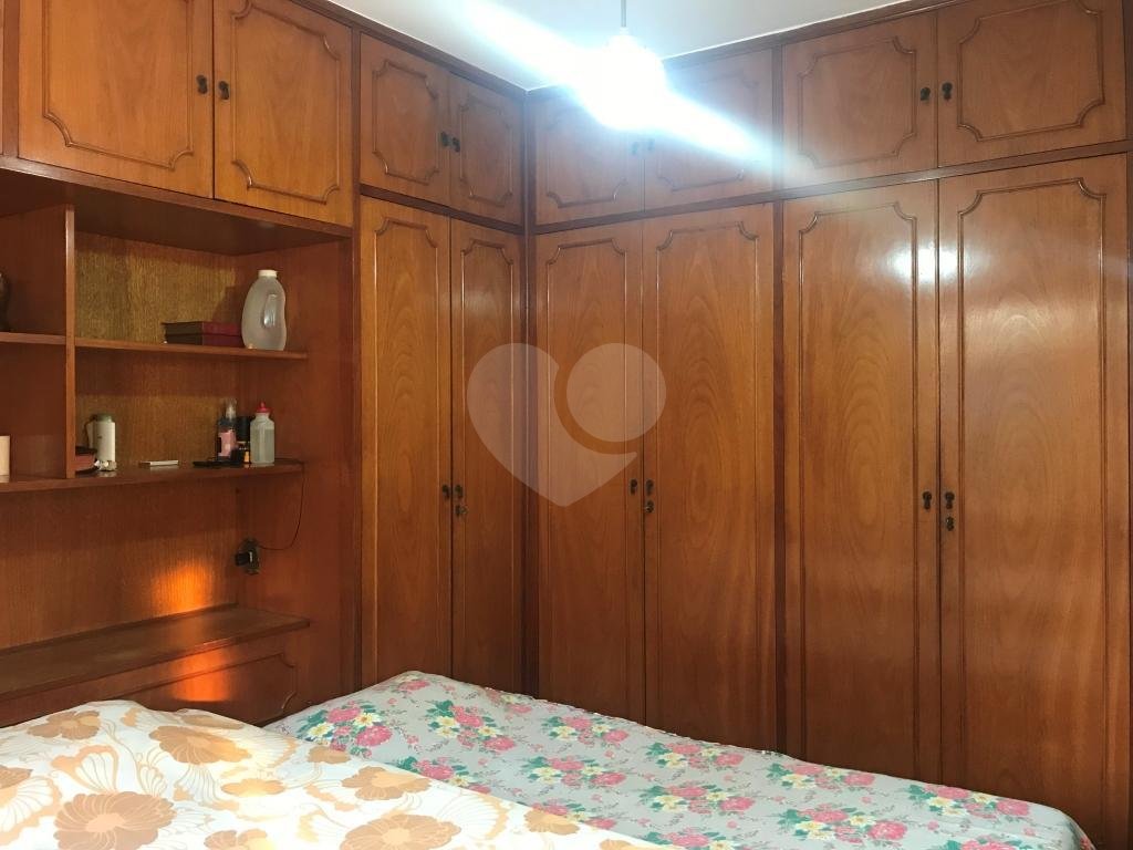 Sobrado muito bem localizado na região de Santa Terezinha, 3 dormitórios, uma suíte e 3 vagas.
