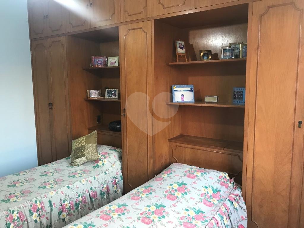 Sobrado muito bem localizado na região de Santa Terezinha, 3 dormitórios, uma suíte e 3 vagas.