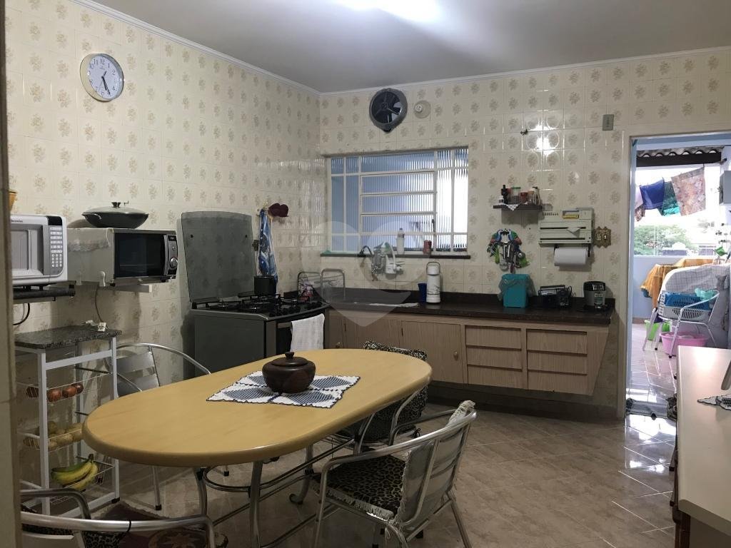 Sobrado muito bem localizado na região de Santa Terezinha, 3 dormitórios, uma suíte e 3 vagas.