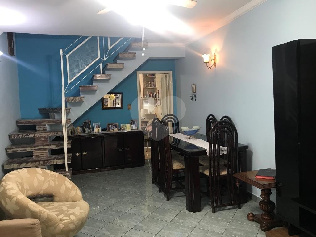 Sobrado muito bem localizado na região de Santa Terezinha, 3 dormitórios, uma suíte e 3 vagas.