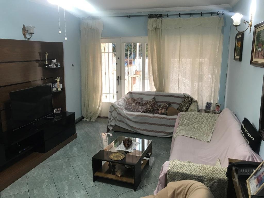 Sobrado muito bem localizado na região de Santa Terezinha, 3 dormitórios, uma suíte e 3 vagas.
