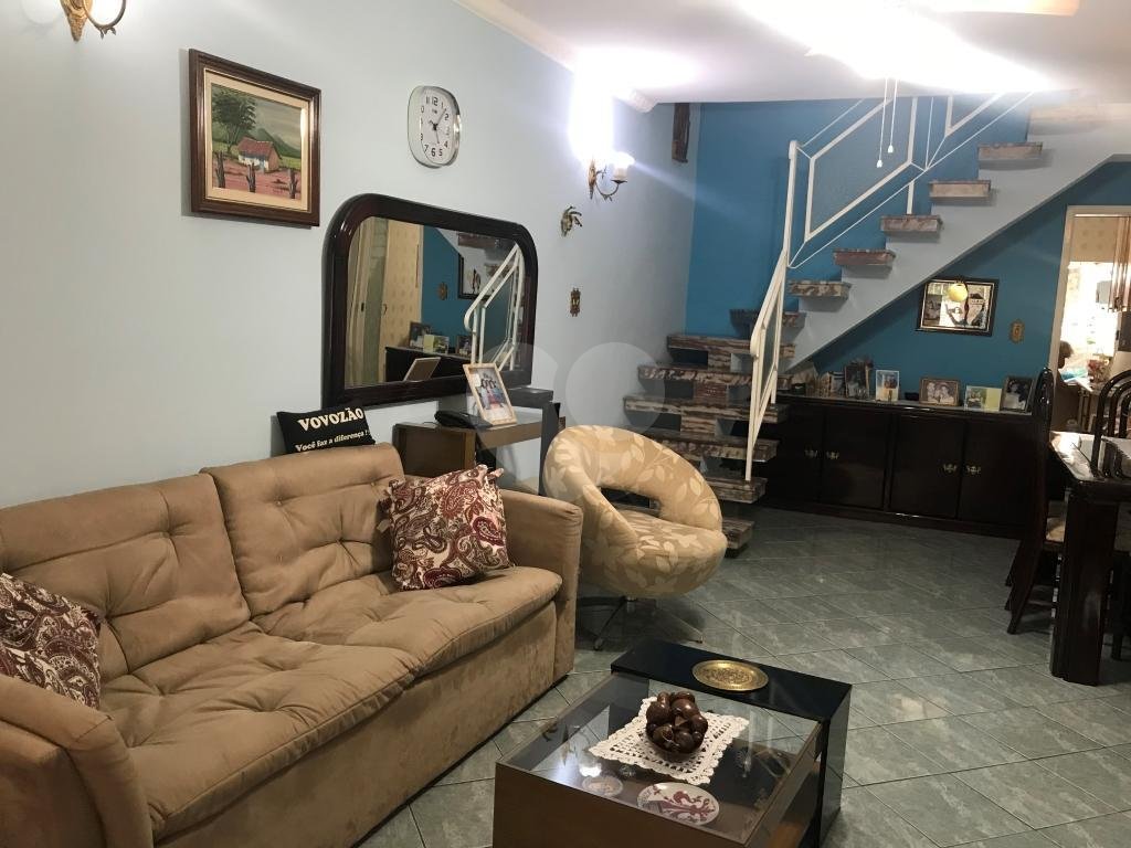 Sobrado muito bem localizado na região de Santa Terezinha, 3 dormitórios, uma suíte e 3 vagas.
