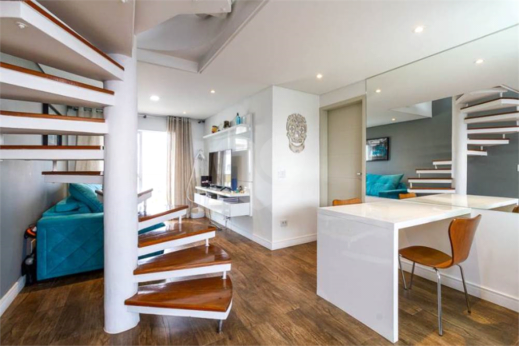 Apartamento Duplex na Freguesia do Ó repleto de armários, todo reformado