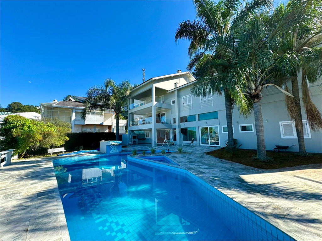 Linda casa com sofisticação, conforto e lazer. Salas e Terraços com vistas deslumbrantes.