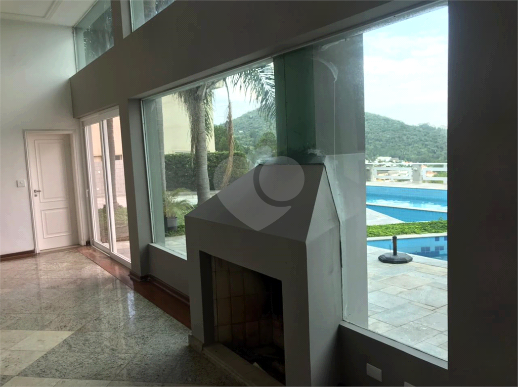 Linda casa com sofisticação, conforto e lazer. Salas e Terraços com vistas deslumbrantes.