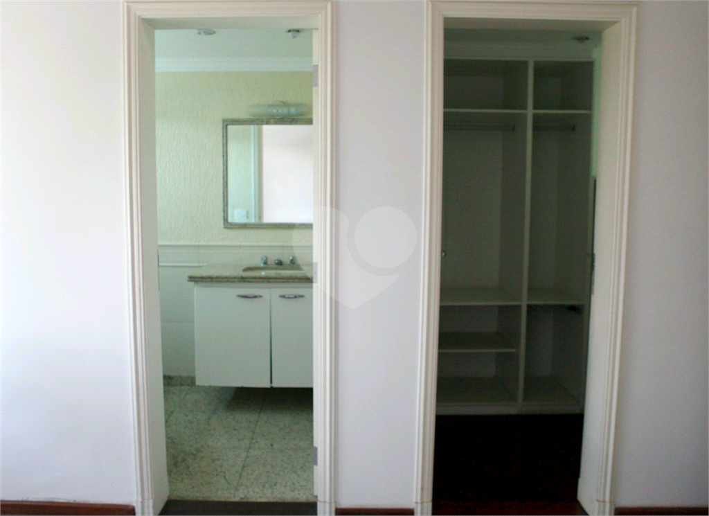 Linda casa com sofisticação, conforto e lazer. Salas e Terraços com vistas deslumbrantes.