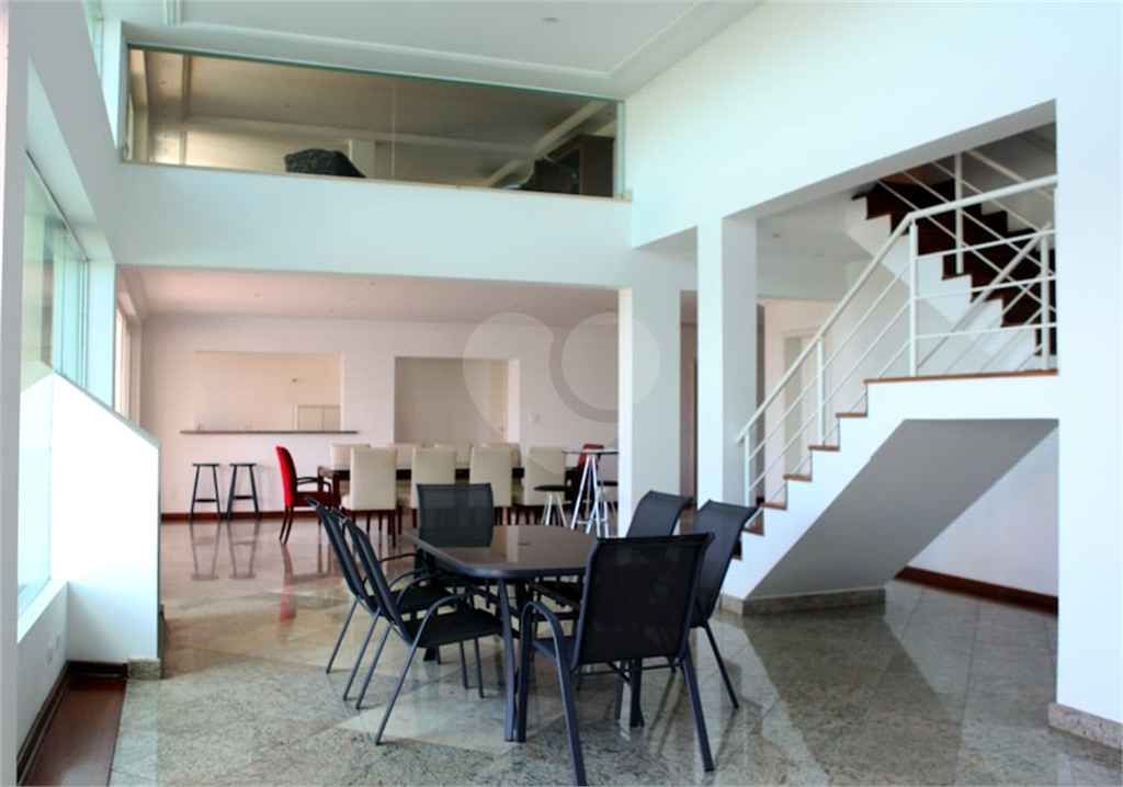Linda casa com sofisticação, conforto e lazer. Salas e Terraços com vistas deslumbrantes.