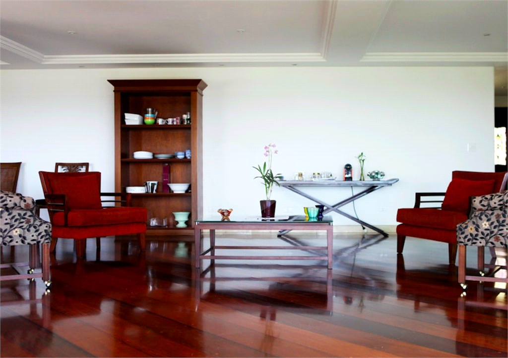 Linda casa com sofisticação, conforto e lazer. Salas e Terraços com vistas deslumbrantes.