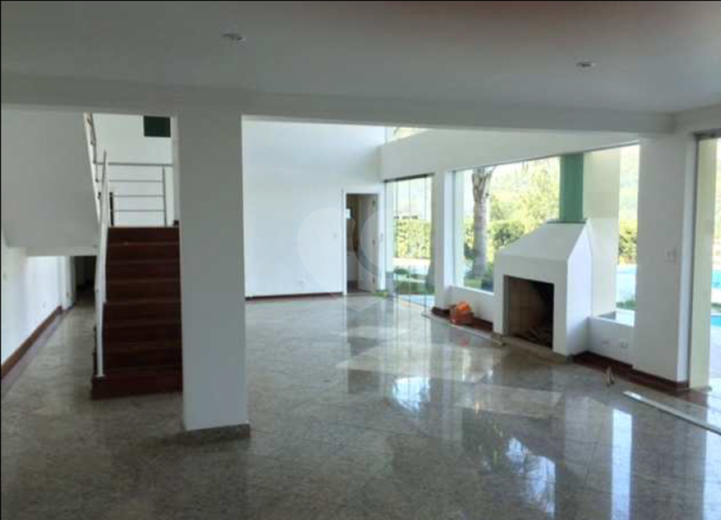 Linda casa com sofisticação, conforto e lazer. Salas e Terraços com vistas deslumbrantes.