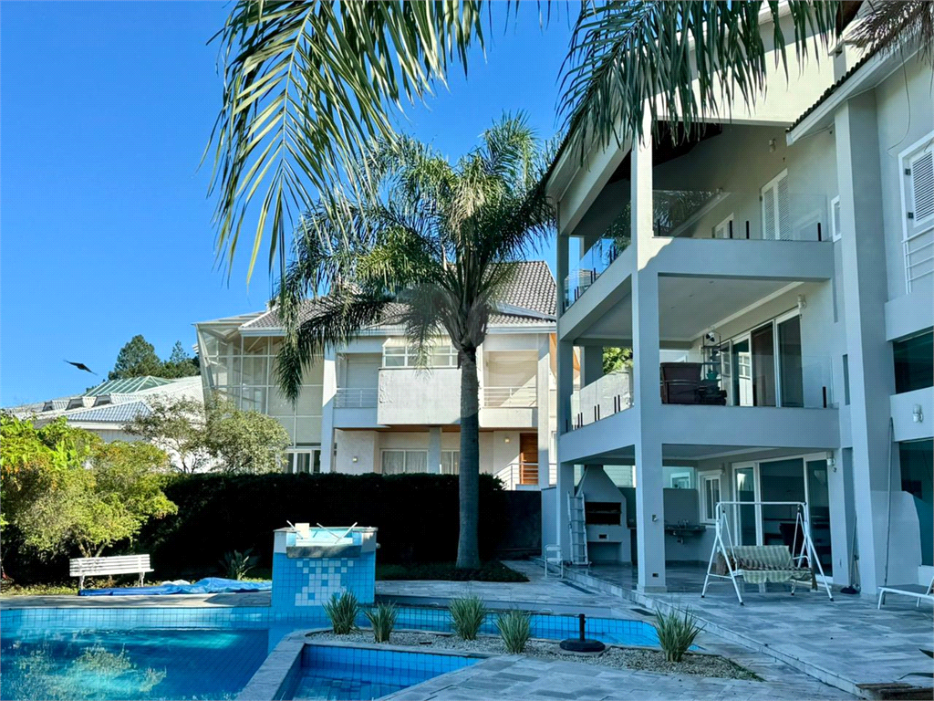 Linda casa com sofisticação, conforto e lazer. Salas e Terraços com vistas deslumbrantes.