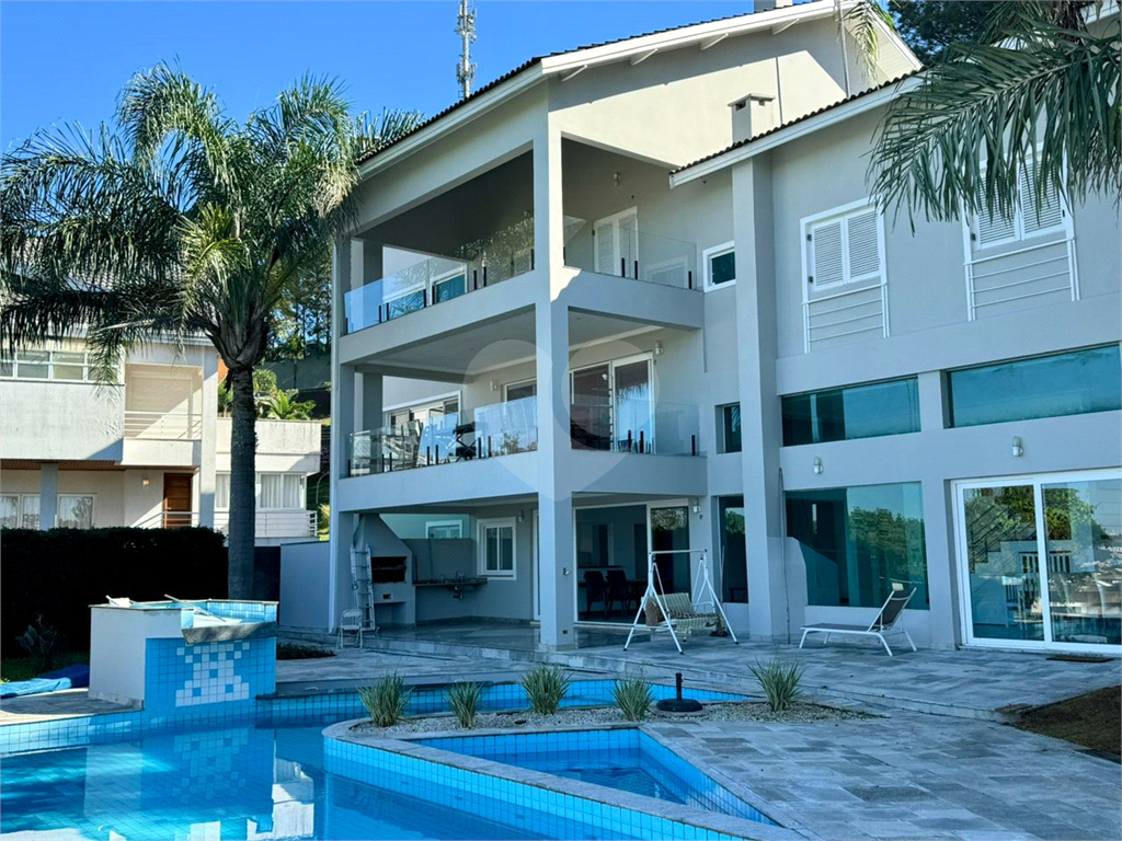 Linda casa com sofisticação, conforto e lazer. Salas e Terraços com vistas deslumbrantes.