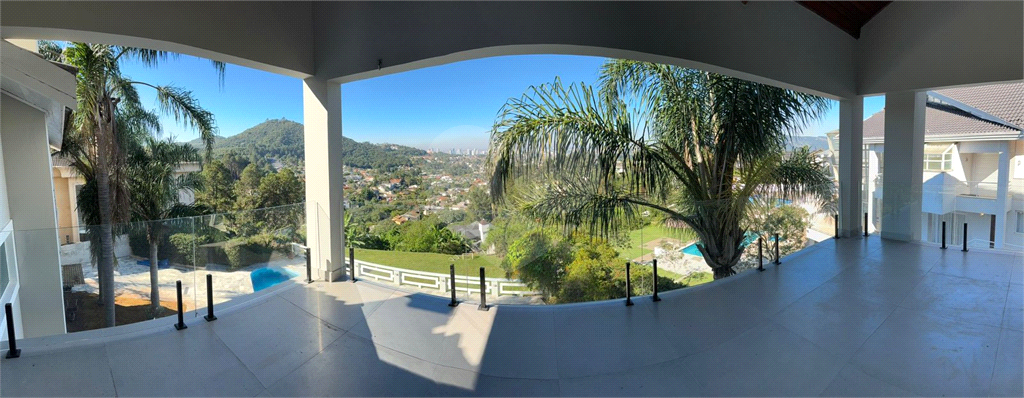 Linda casa com sofisticação, conforto e lazer. Salas e Terraços com vistas deslumbrantes.