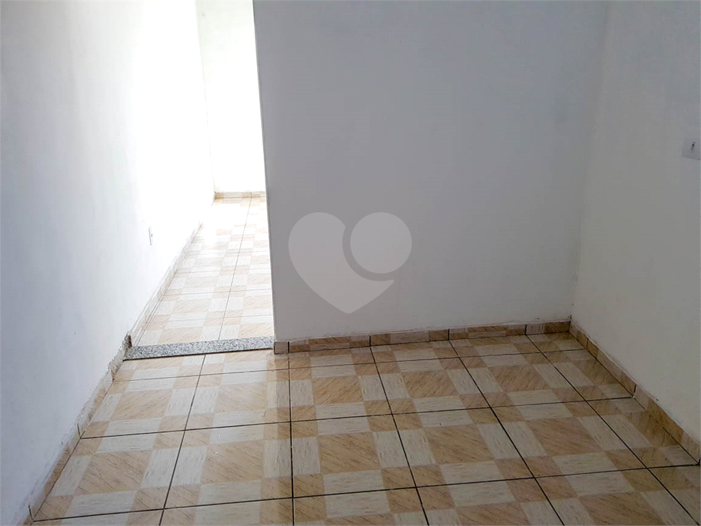 Sobrado para moradia de família grande ou para investidor.